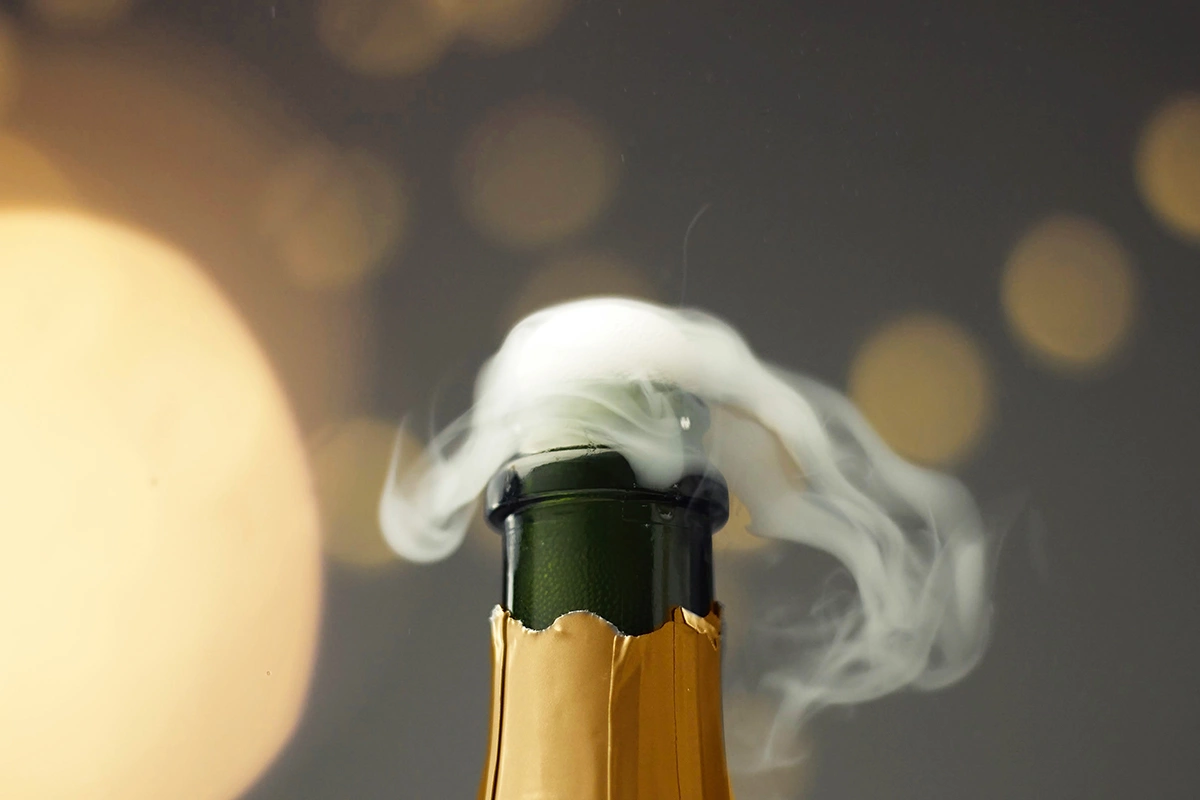 Готовы поспорить, ответ на этот вопрос у всех винных экспертов будет единым и однозначным: никак, открытое шампанское не хранят, его пьют