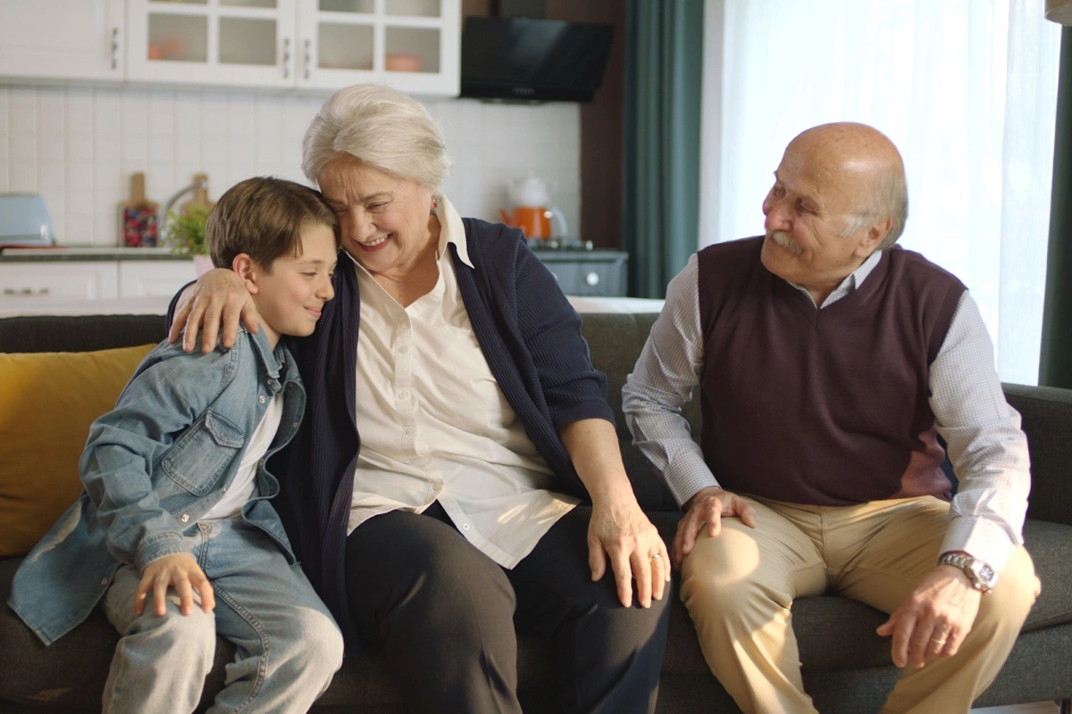 В День бабушек и дедушек можно поздравить не только родных, но и знакомых пожилых людей