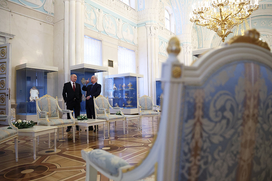 Путин сопровождал гостей вместе с генеральным директором Эрмитажа Михаилом Пиотровским, который занимает этот пост больше 30 лет.