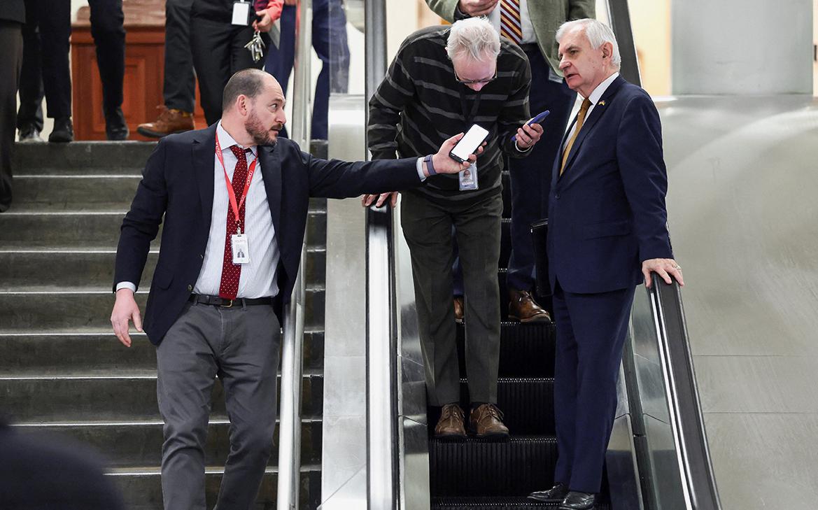 Fox назвал резолюцию сената США по Венесуэле поражением Трампа