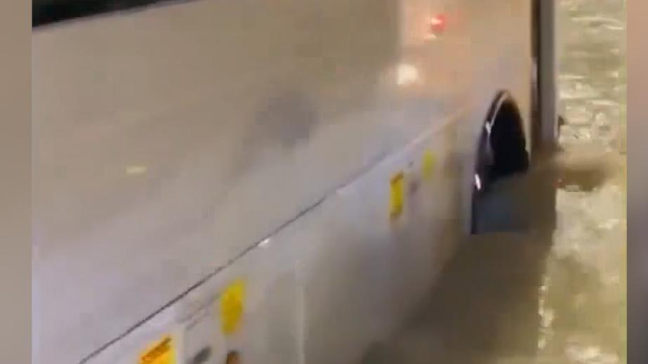 Мощный шторм принес в ОАЭ проливные дожди