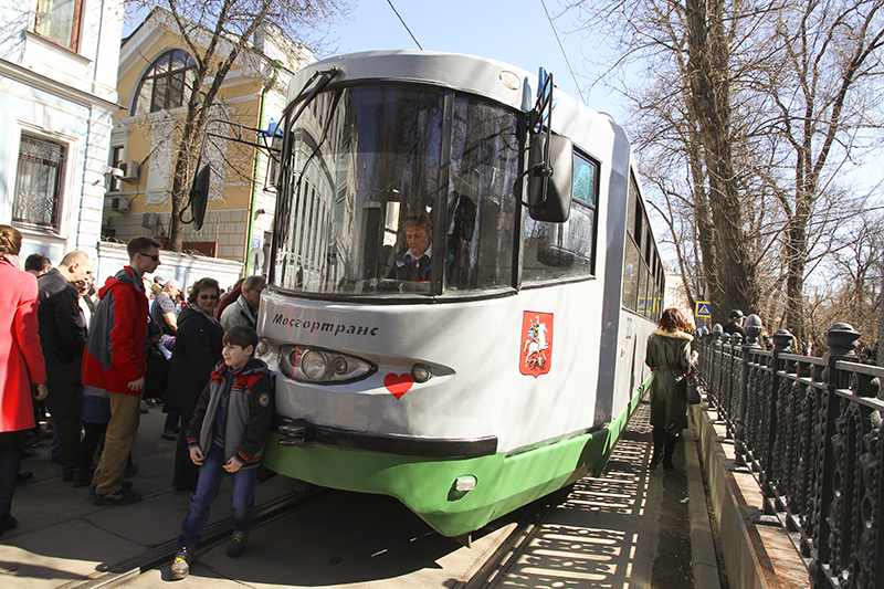 Парад ретро трамваев в москве 2024. Трамвай «лм-2000» 71-135 «Циклоп». Лм-2000 трамвай. Парад ретро трамваев. Ретро парад трамваев в Москве.