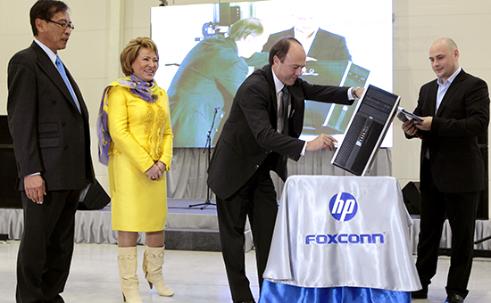 Церемония запуска завода по сборке персональных компьютеров компаний Hewlett-Packard и Foxconn под Санкт-Петербургом. Фото апрель, 2010 г.