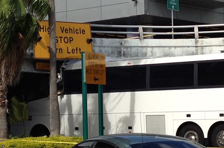 Туристический автобус врезался в эстакаду в аэропорту Майами