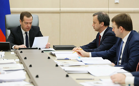 Дмитрий Медведев, вице-премьер Аркадий Дворкович и&nbsp;министр экономического развития РФ Максим Орешкин (слева направо) на&nbsp;совещании по&nbsp;экономическим вопросам
