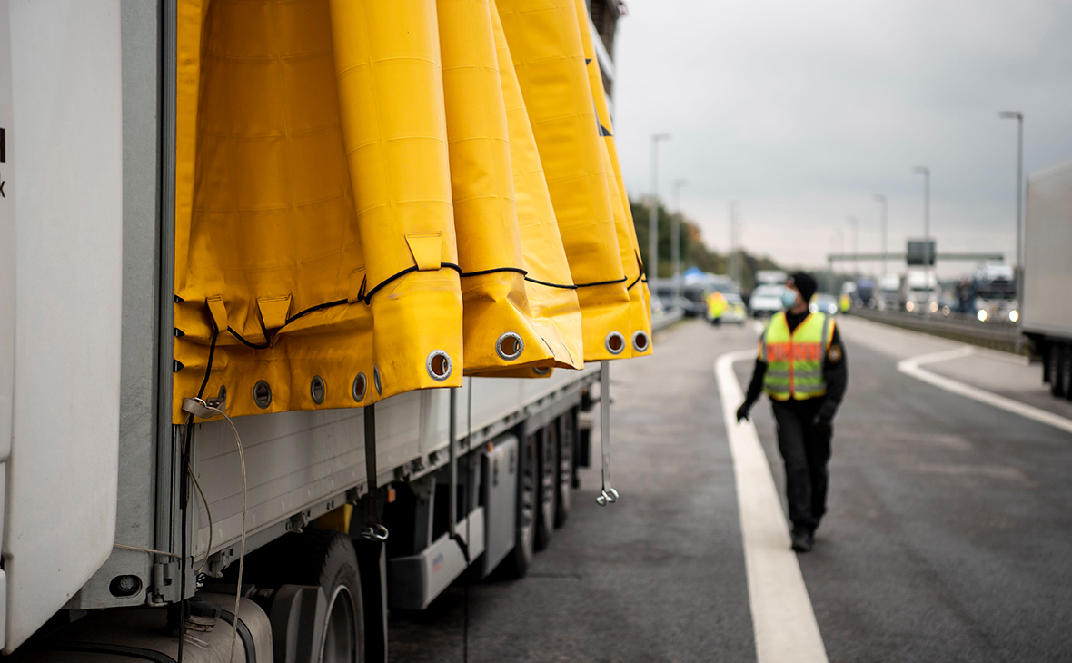 «Интерфакс» узнал о планах запретить въезд грузовиков из ЕС с 1 октября"/>













