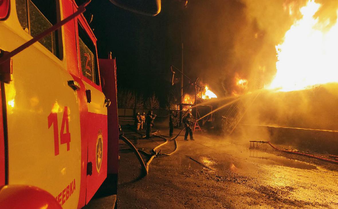 В Макеевке из-за обстрела Украины загорелись цистерны с топливом