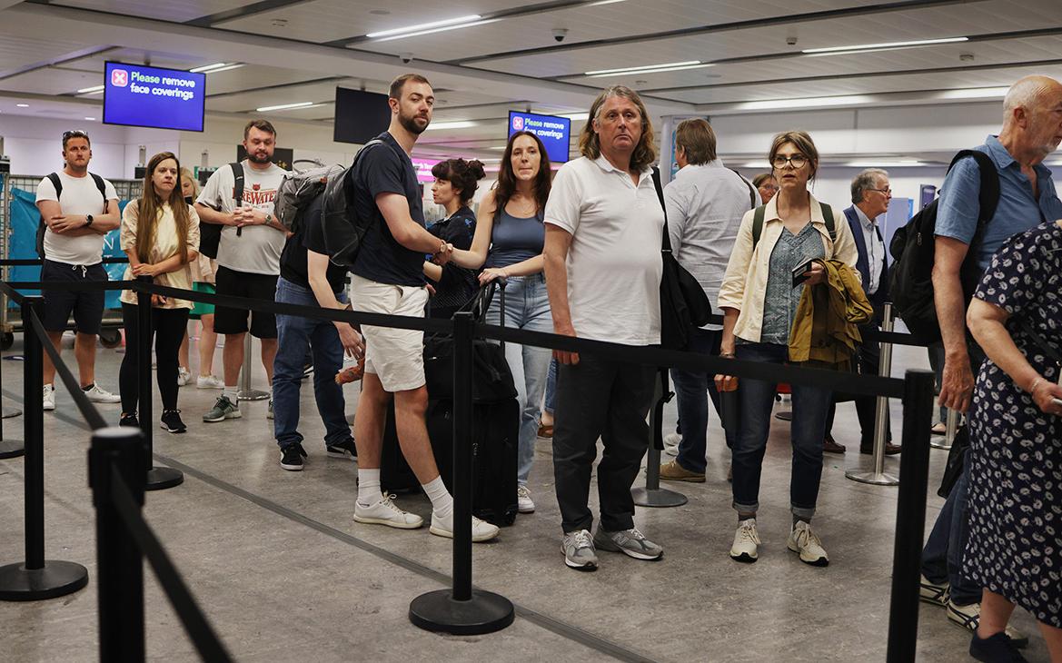 В аэропортах Британии из-за сбоя возникли многочасовые очереди