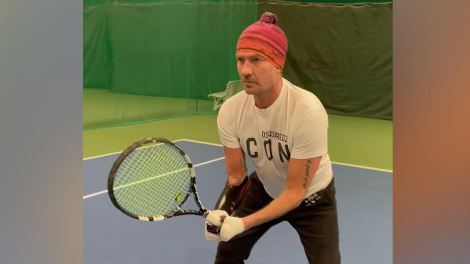 Роман Костомаров показал, как играет в теннис с протезом