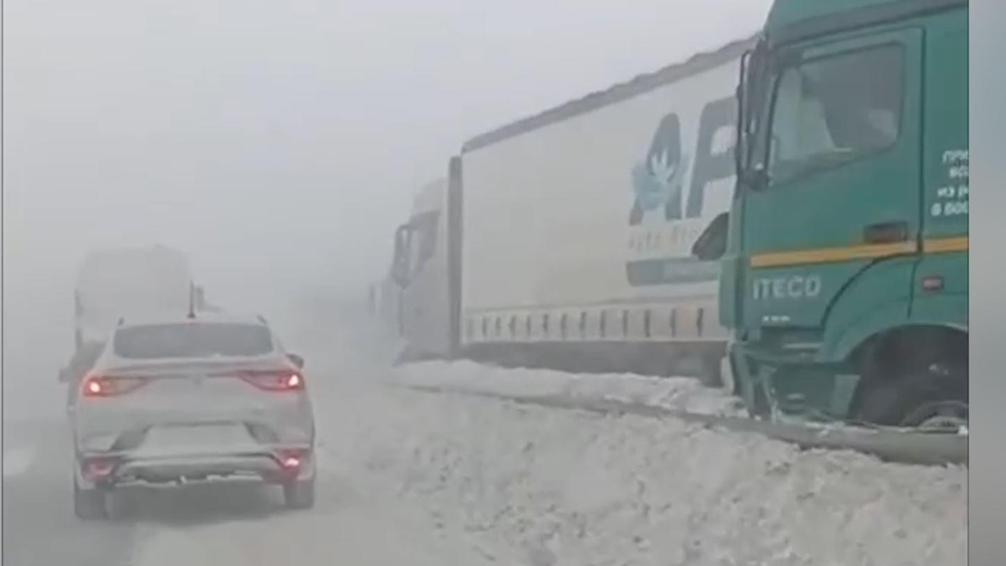 На трассе М-7 в Татарстане столкнулись 20 машин