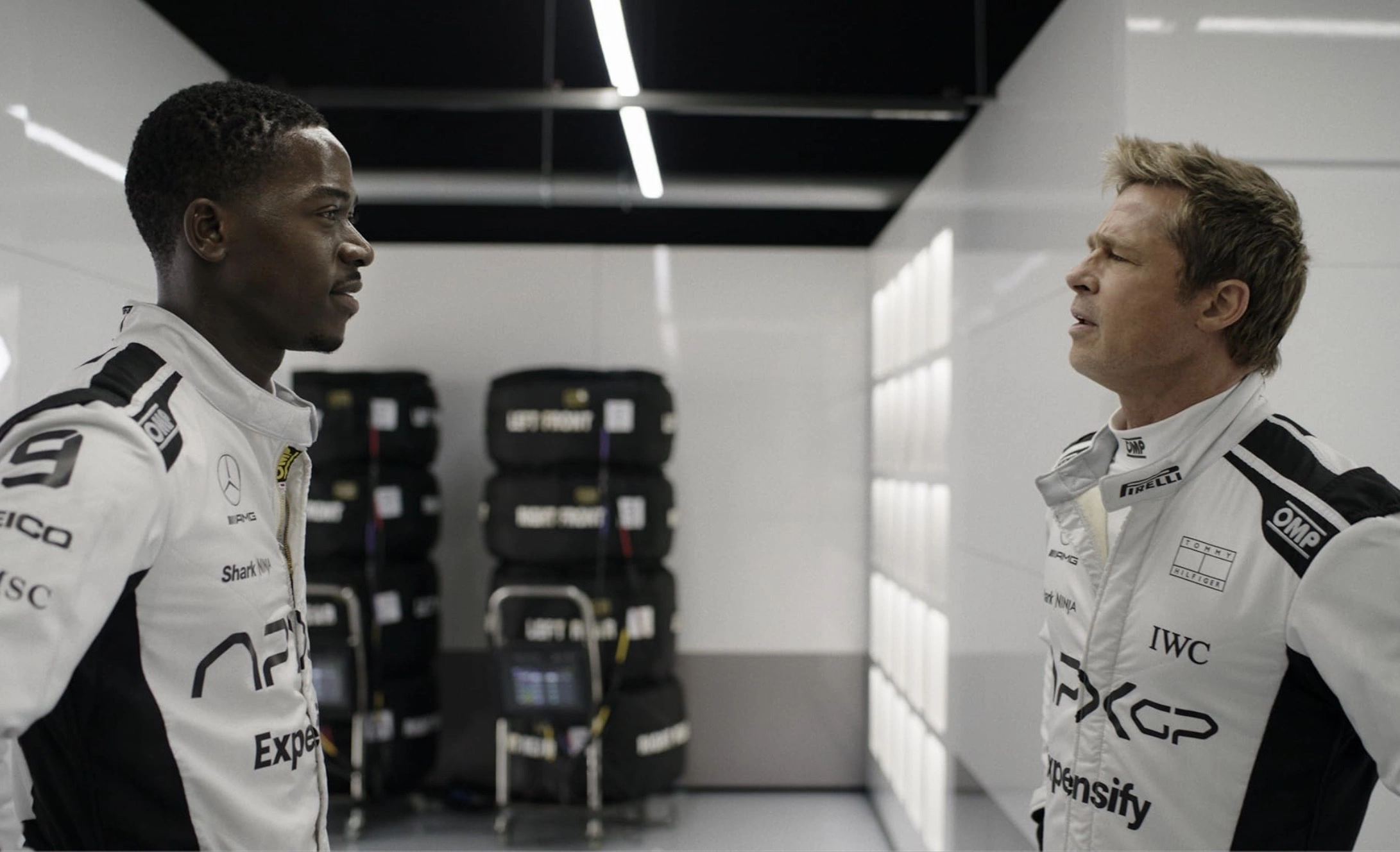 Демсон Идрис и Брэд Питт. Кадр из фильма «F1»