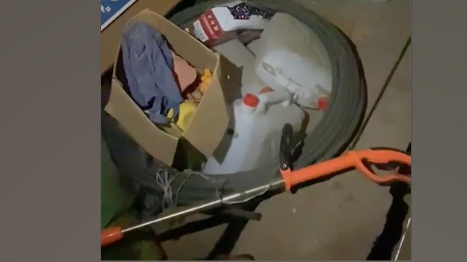 Канистры со спиртом у задержанных из-за отравления алкоголем. Видео