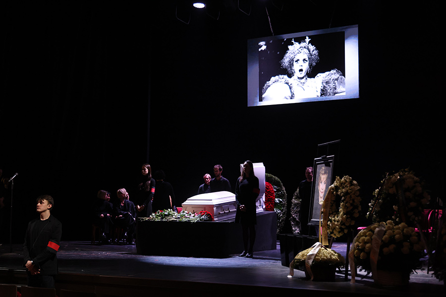 Алентова умерла 25 декабря. Днем она была на прощании с актером, народным артистом Анатолием Лобоцким в Театре имени Маяковского. Во время церемонии Алентовой стало плохо, ее госпитализировали