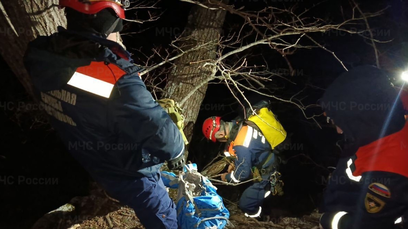 Сотрудники МЧС спасают туриста, зависшего при спуске на скальном выступе на высоте свыше 50 м возле Чертовой лестницы, Крым