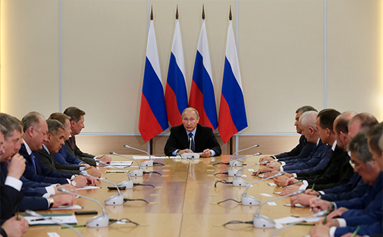 Президент России Владимир Путин (в центре) во время встречи с главами субъектов Российской Федерации, избранными в ходе региональных выборов 13 сентября 2015 года
