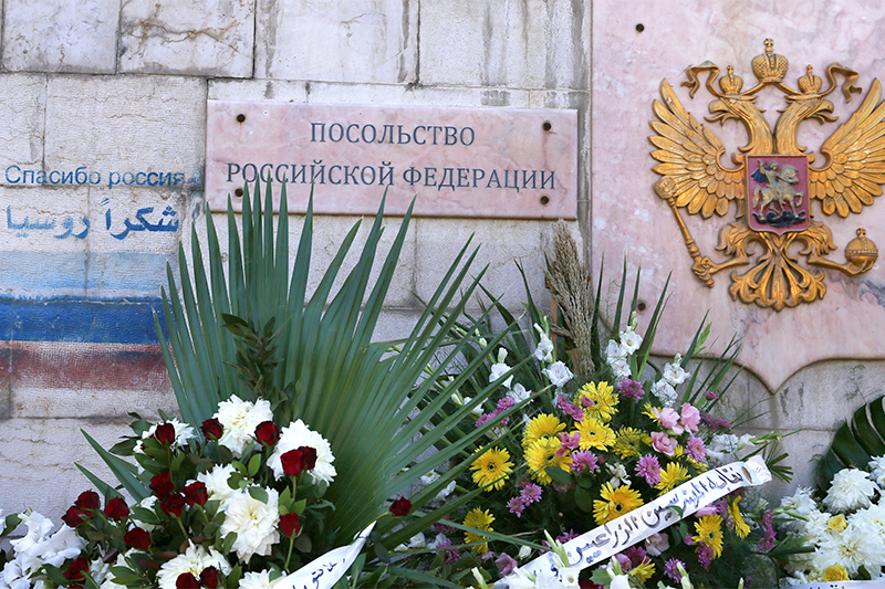 Цветы у российского посольства в Дамаске в память о жертвах авиакатастрофы Airbus A321