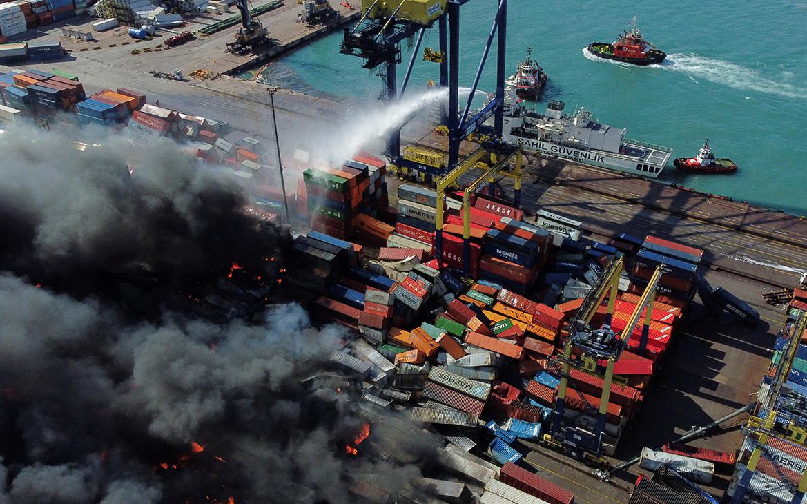 В турецком порту спустя более чем сутки потушили пожар