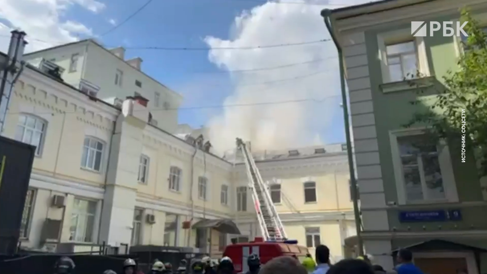 У двухэтажного здания в Тверском районе Москвы загорелась крыша