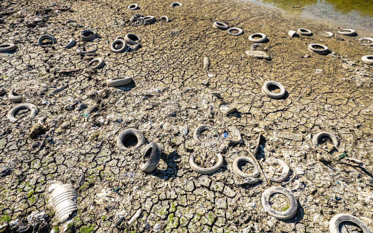 Шины в реке По (Италия), показавшиеся из-за летней засухи, июль 2022 года