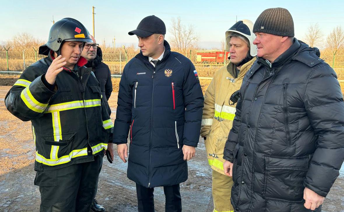 Роман Бусаргин (в центре) во время оперативного совещания в Энгельсе