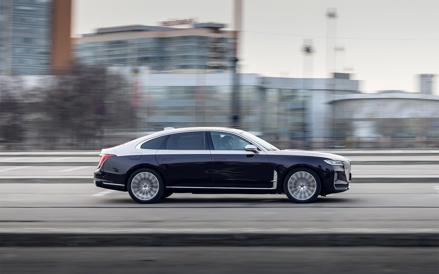 Динамикой Hongqi H9 не обделен, но &laquo;робот&raquo; работает весьма нервозно
