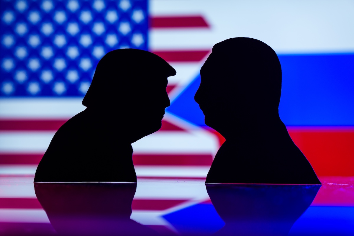 Силуэты президентов России и США Владимира Путина и Дональда Трампа в свете их предстоящей встречи на Аляске 15 августа 2025 года