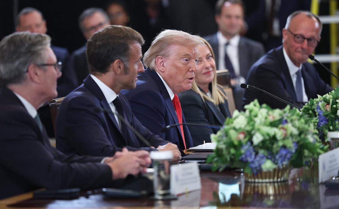 Дональд Трамп во время встречи с Владимиром Зеленским и лидерами ЕС