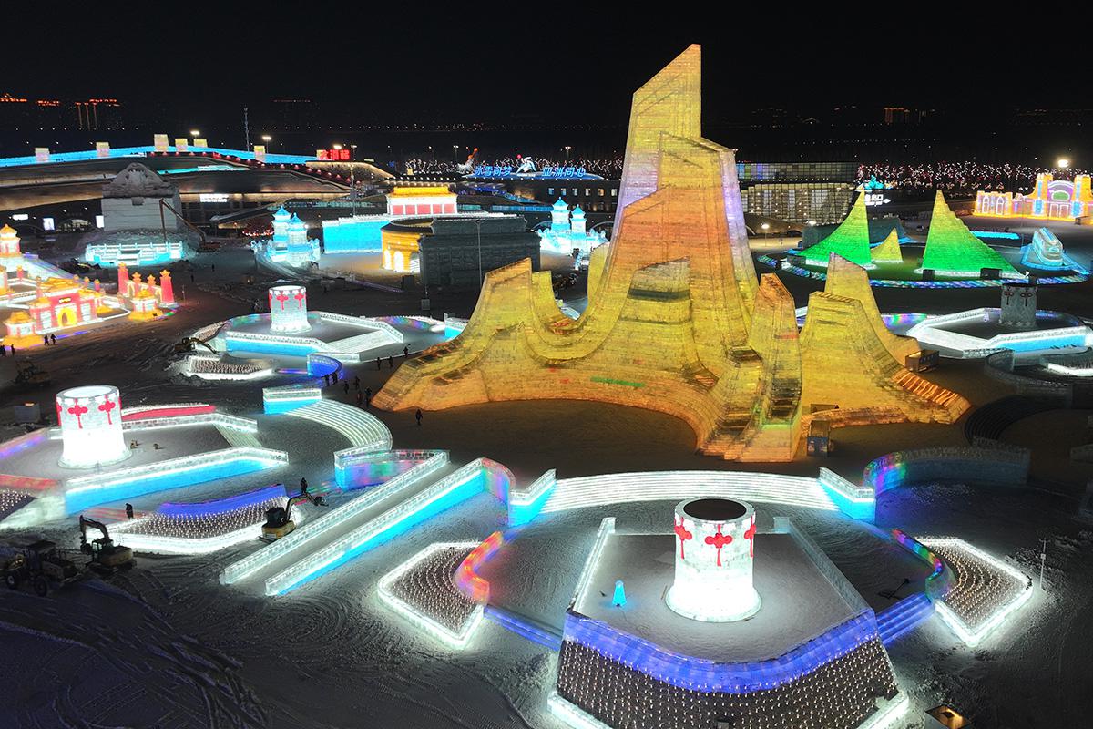 Подготовка к 27-му Харбинскому фестивалю льда и снега