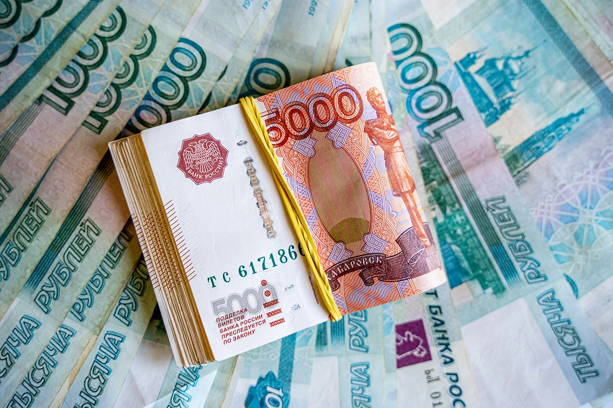 Главное преимущество алиментов в твердой сумме — выплата не зависит от уровня дохода