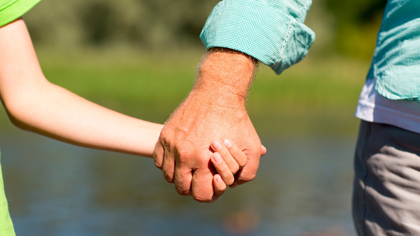 В Китае мужчина вырастил 276 приемных детей. Его называют «суперпапой»