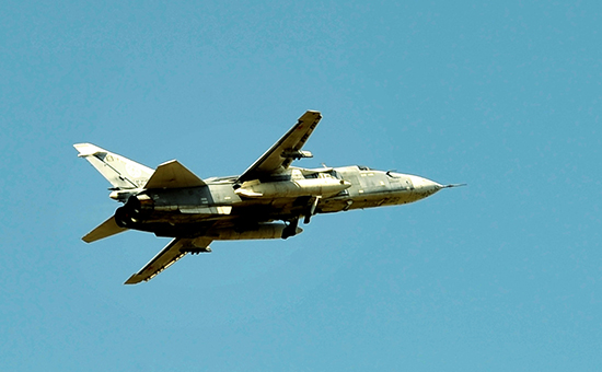 Фронтовой бомбардировщик Су-24 ВКС России над авиабазой Хмеймим&nbsp;в Сирии