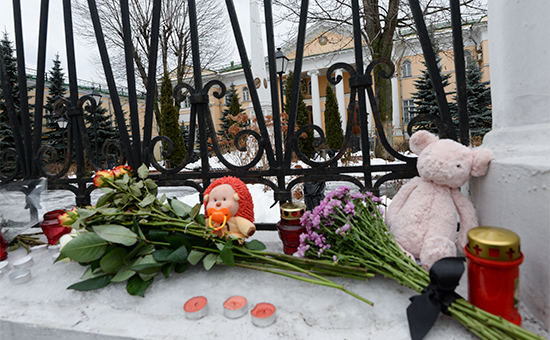 Цветы и&nbsp;свечи у ограды посольства Армении в&nbsp;Москве, принесенные жителями города в&nbsp;связи&nbsp;с&nbsp;трагедией в&nbsp;Гюмри. Январь 2015 года
