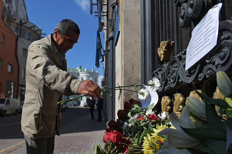 Мужчина возлагает цветы к&nbsp;посольству Узбекистана в&nbsp;Москве в&nbsp;связи&nbsp;с&nbsp;кончиной президента республики Ислама Каримова