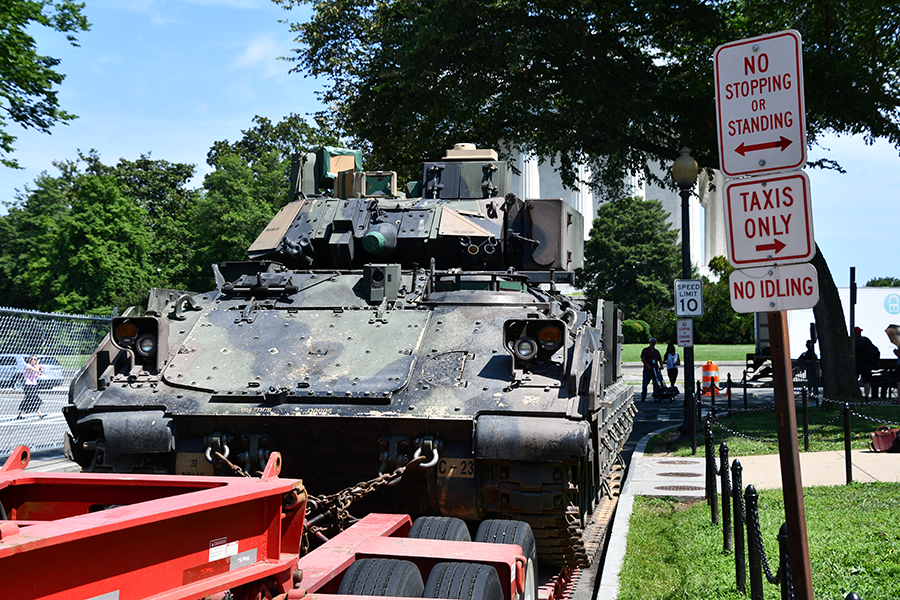 К празднованию в Вашингтон привезли два танка Abrams, две тяжелые машины Bradley, ремонтно-эвакуационную машину М88 и автомобиль Humvee. На технике заметили следы ржавчины