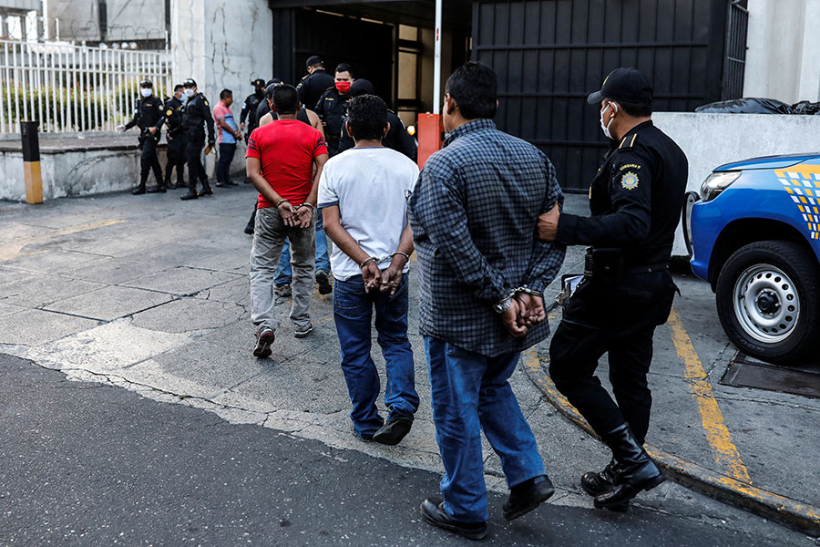 Задержанные нарушители комендантского часа в Гватемале. Ограничения в стране длятся с 16:00 до 4:00 ежедневно
