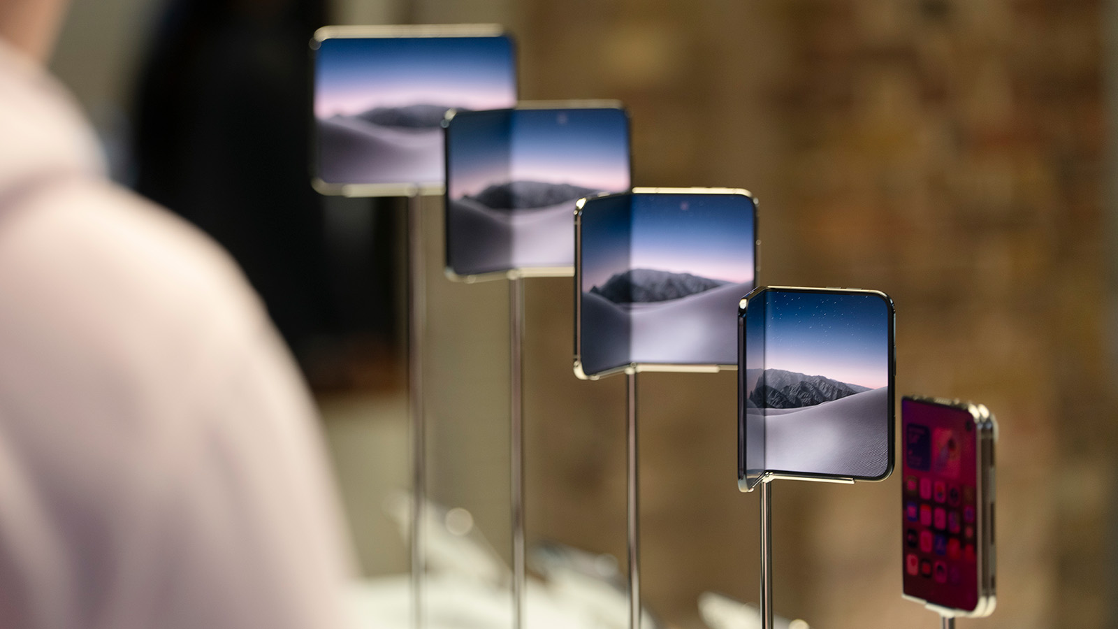 Apple подтвердила дефект экрана у складных iPhone Duo. Смартфоны заменят
