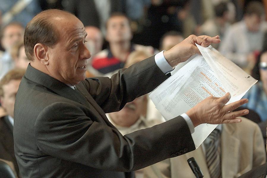 Сильвио Берлускони выступает в зале суда, Милан,&nbsp;Италия&nbsp;2003 год