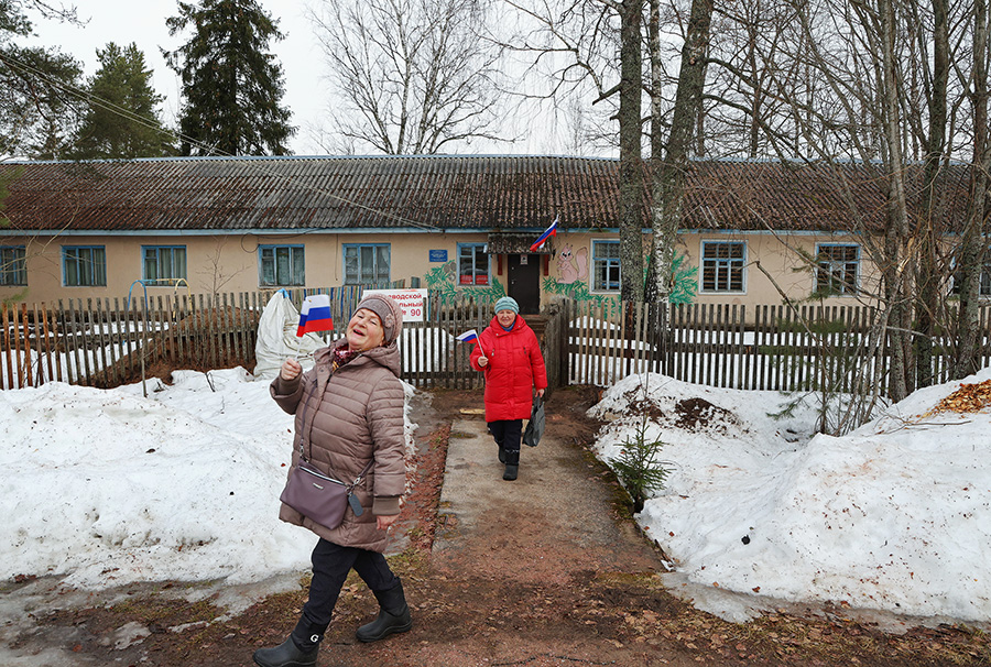 Избиратели после голосования на участке в поселке Паша Ленинградской области.