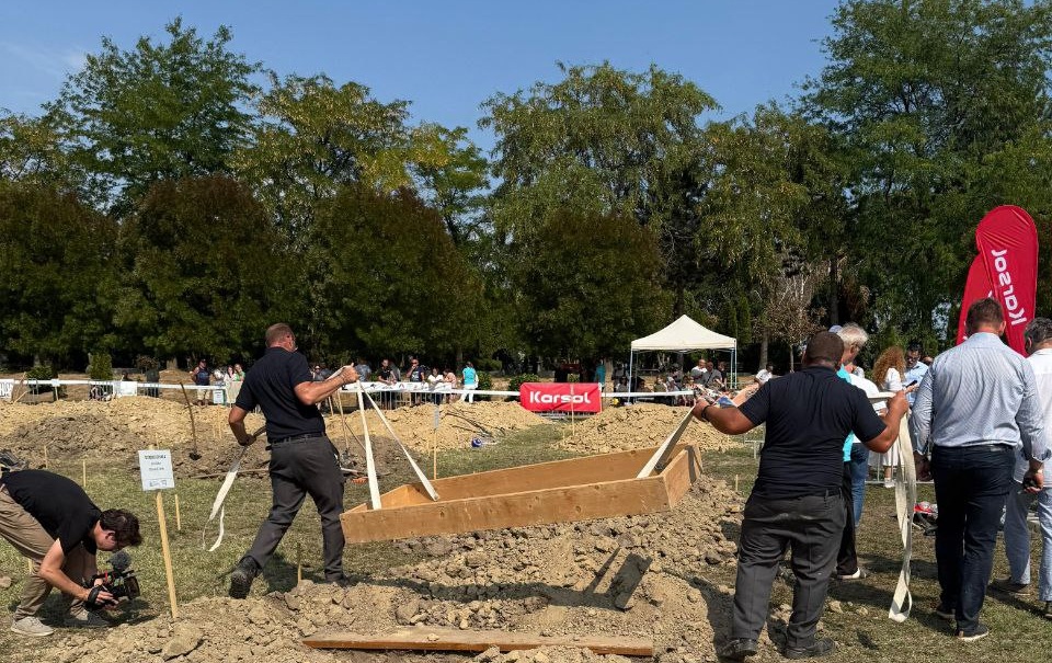 Качество и скорость копки могил оценивает жюри. Конкурс проводится с 2016 года