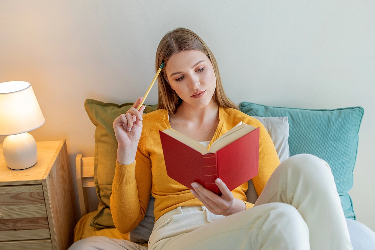 Во время чтения мозг одновременно выполняет несколько задач: распознает буквы, понимает слова и связывает их в общий смысл текста