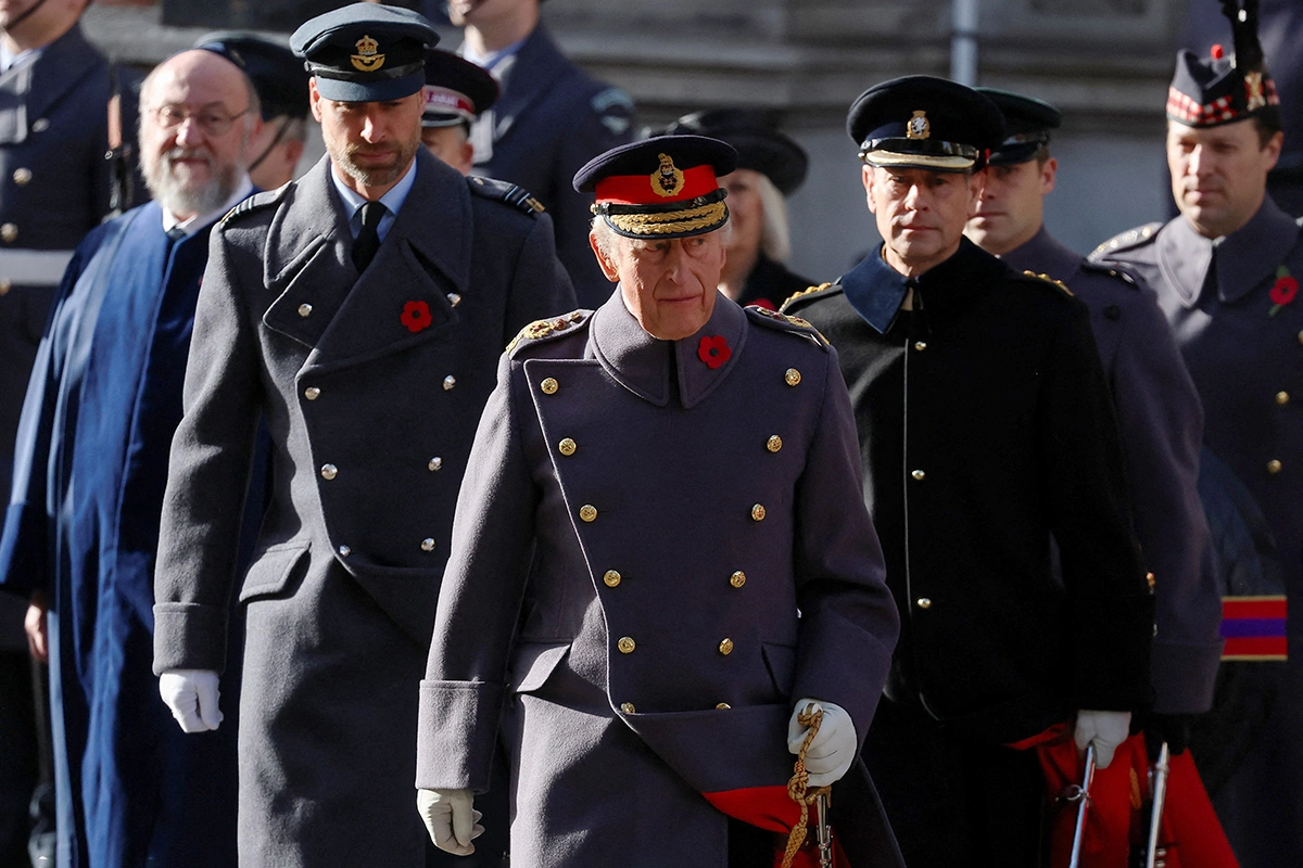 Принц Уильям, Карл III и принц Эдвард на службе возле Кенотафа