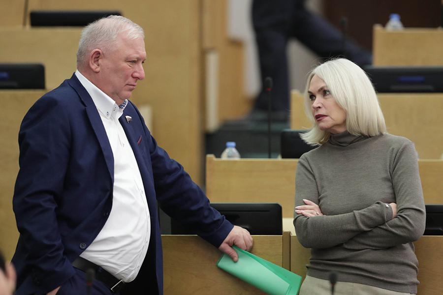 Член комитета по транспорту и развитию транспортной инфраструктуры Госдумы&nbsp;Анатолий Вороновский и заместитель председателя комитета по государственному строительству и законодательству Ирина Белых