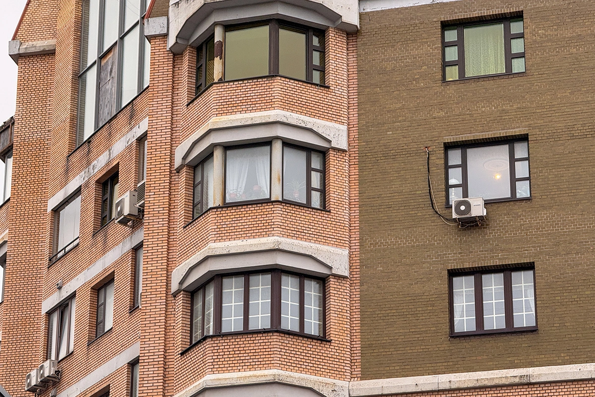 Вид на дом, в котором находится квартира певицы Ларисы Долиной, в Ксеньинском переулке