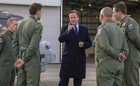 Премьер-министр Великобритании Дэвид Кэмерон беседует с персоналом Королевского флота на базе ВВС в Лондоне