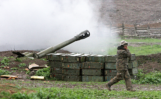 Армянский военный во время обстрела зоны&nbsp;карабахского конфликта


