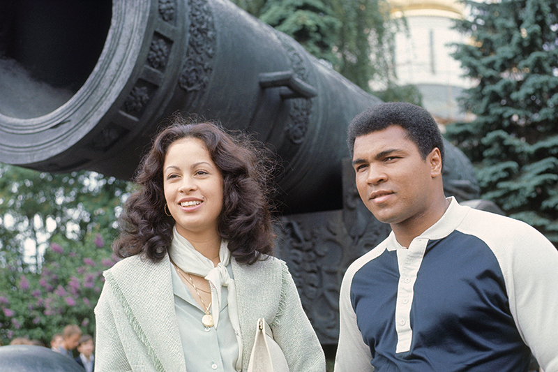Мохаммед Али с женой Вероникой Порше на фоне Царь-пушки, 1978 г.


