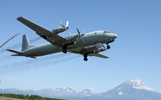 Противолодочный самолет Ил-38 на плановых летних учениях Тихоокеанского флота на Камчатке. 26 августа 2008 года


