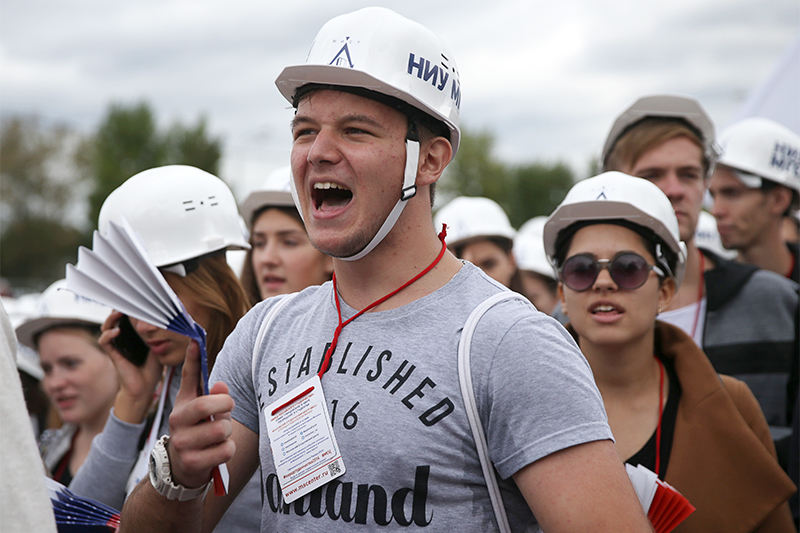 Студенты Московского государственного строительного университета (НИУ МГСУ) на ХV параде студенчества на Поклонной горе


