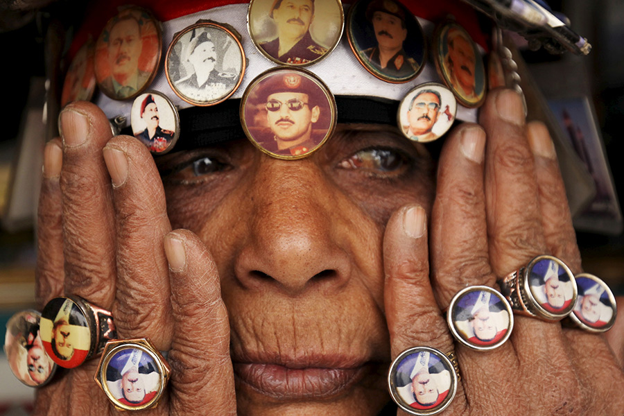 На фото: женщина в&nbsp;кольцах и&nbsp;значках с&nbsp;портретами бывшего йеменского президента Али Абдаллы Салеха, 3 апреля 2015 года
