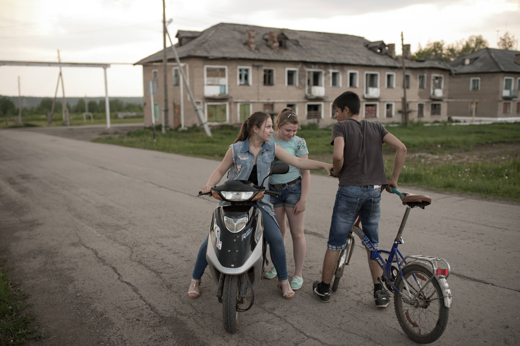 Детям и молодежи в городе скучно. В основном проводят время в интернете, заброшенных домах или гоняют на мотоциклах.